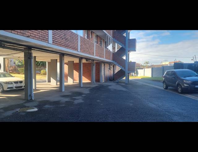 2 BEDROOM FLAT TO LET IN ESSENWOOD